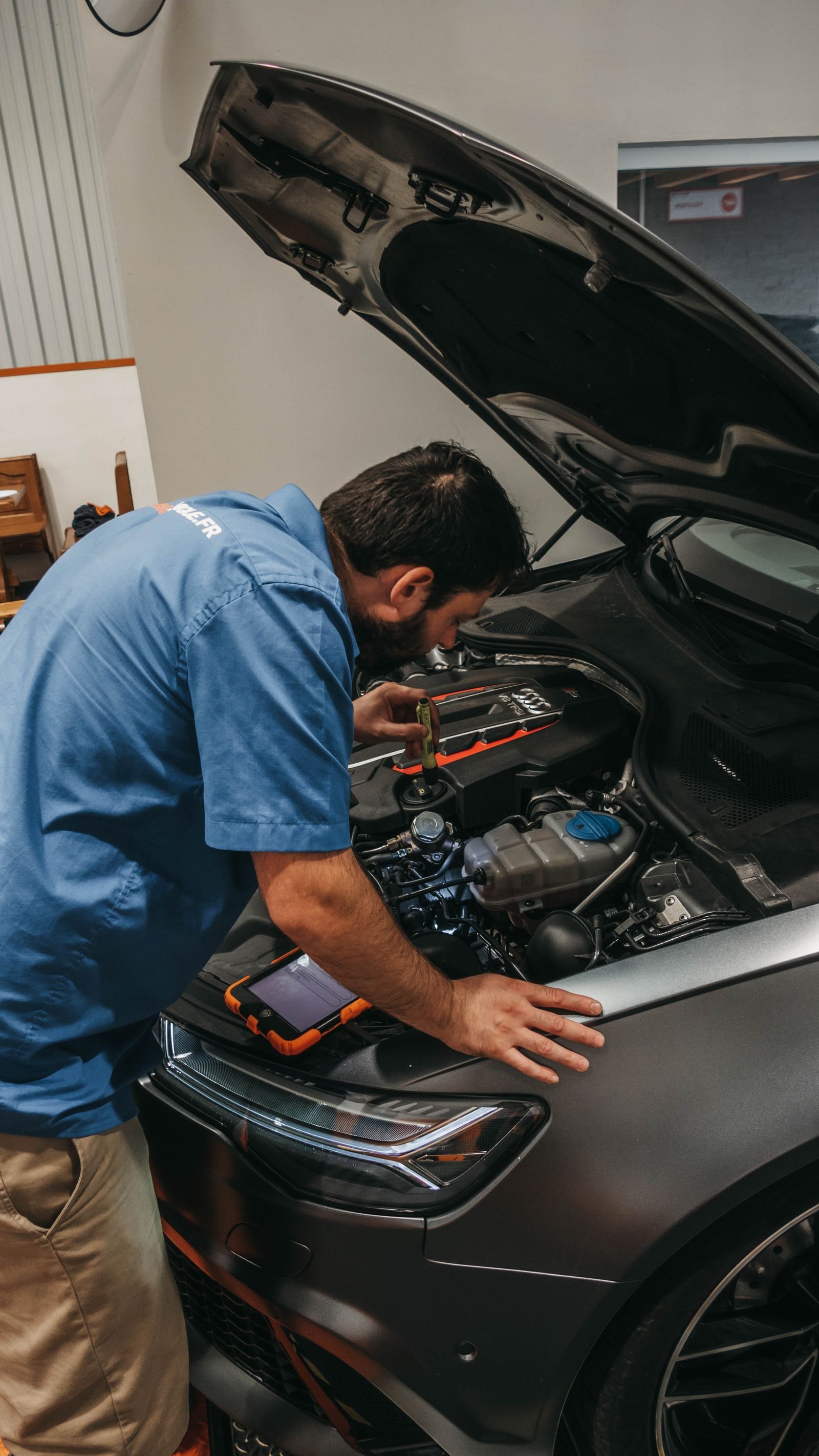 Technician explaining vehicle diagnostic findings